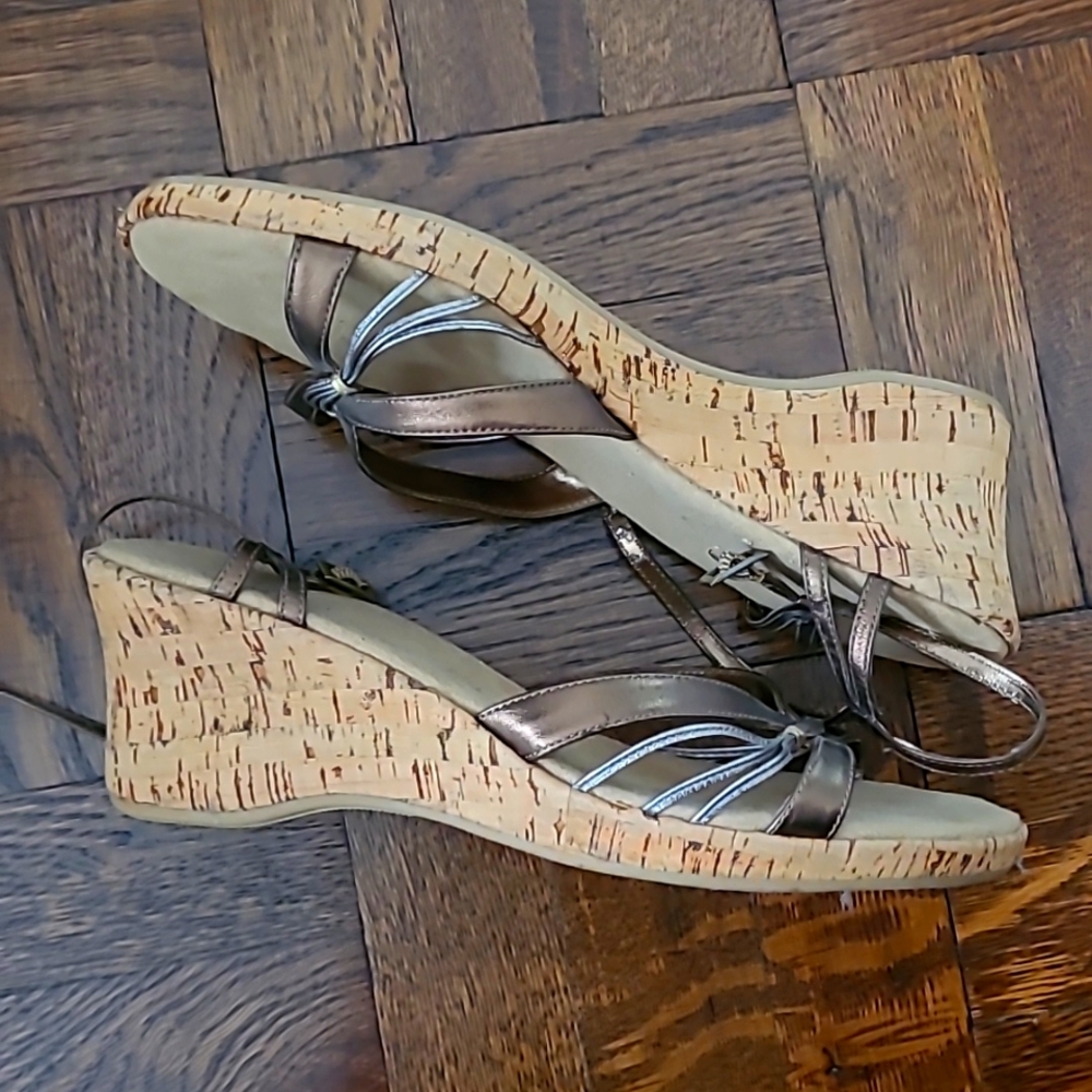 EasySpirit Wedges Sizes 9 1/2 Gold/Bronze